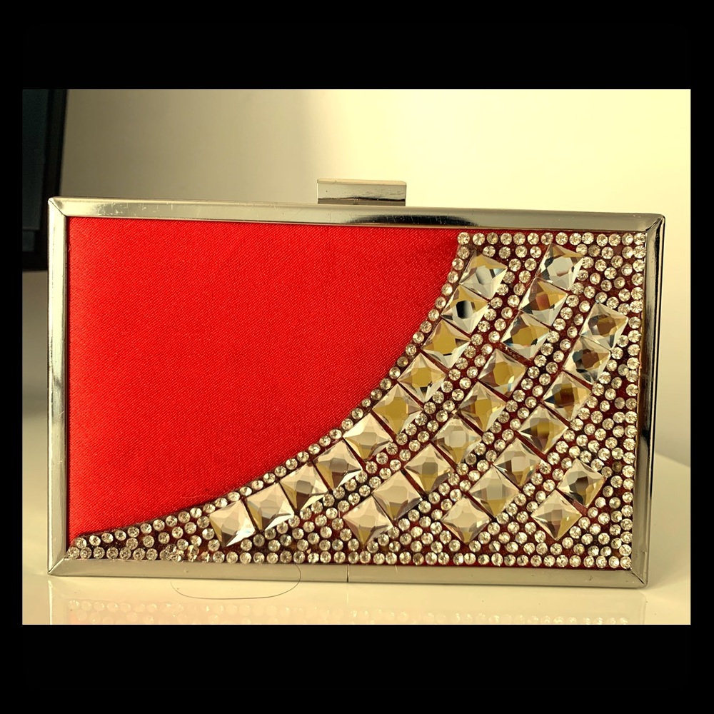 Gorgeous vintage inspired crystal studded clutch